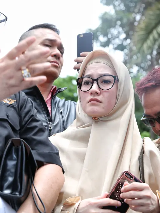 Kasus ini bermula dari postingan Lyra Virna di Instagramnya setelah beberapa kali gagal berangkat haji. Pembatalan dilakukan lantaran pemberangkatan selalu tertunda. Uang  Rp 203 juta yang sudah masuk baru dikembalikan pihak ADA Tour sebesar Rp 50 juta.