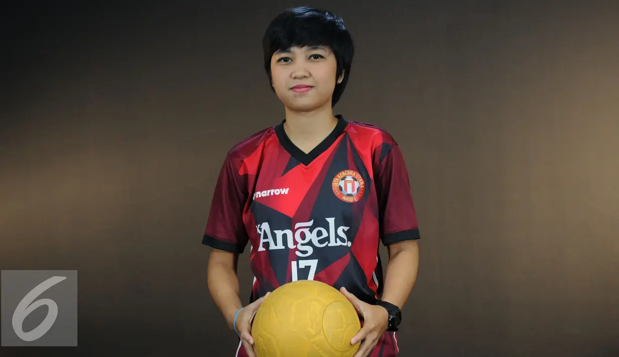Pemain Jaya Kencana Angels, Fitriya Hilda berpose usai wawancara di Studio Liputan6.com, Jakarta, Kamis (1/9). Bersama JK Angels, Fitriya pernah mencatatkan namanya sebagai Top Scorer Gudang Futsal 2014 lalu. (Liputan6.com/Helmi Fithriansyah)
