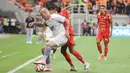 Duel antara Persija dan PSM Makassar berlangsung ketat hingga menit akhir. Tampak dalam foto, pemain Persija berebut bola dengan pemain PSM Makassar pada laga pekan ke-22 BRI Super League 2025/2026 di Jakarta International Stadium, Jumat (20/2/2026) malam WIB. (Bola.com/Abdul Aziz)