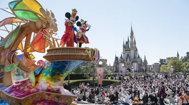 Karakter Disney Mickey dan Minnie Mouse (kiri atas) melambai saat parade siang hari baru di Urayasu, di pinggiran kota Tokyo pada 10 April 2023. (AFP/Richard A. Brooks)