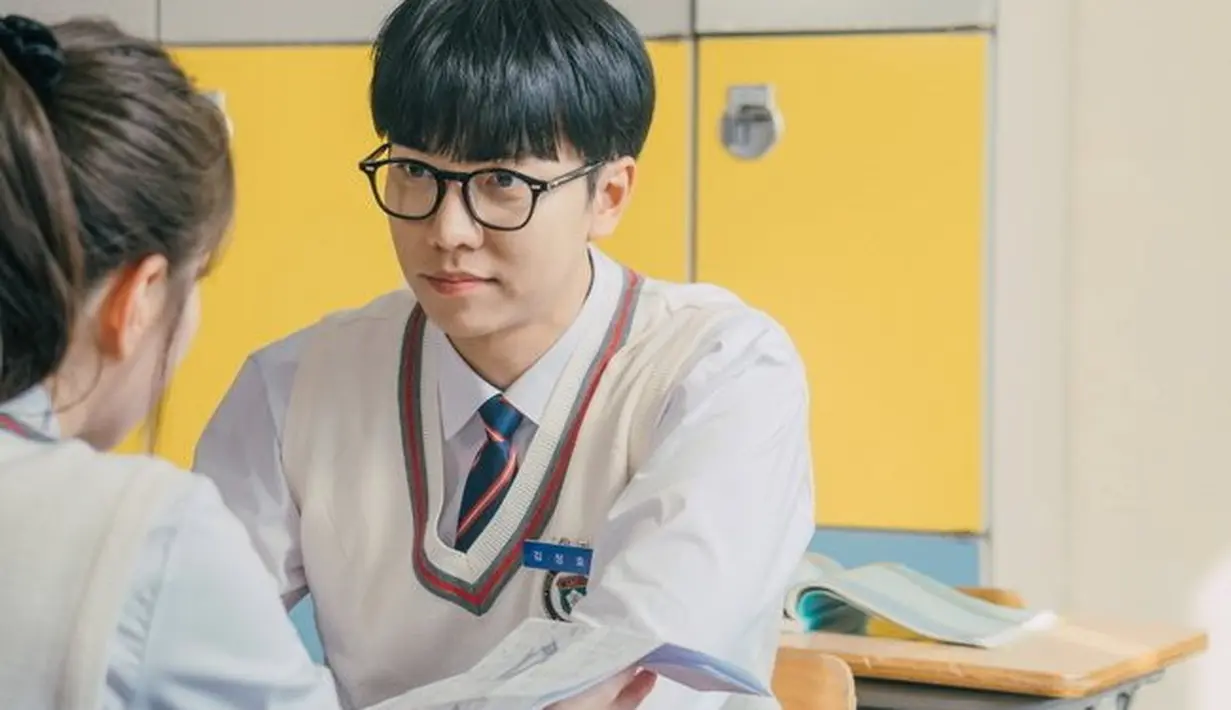 Kim Jungho yang malu untuk sesaa lalu tersenyum. (Foto: Instagram/ thelawcafe_kbs)