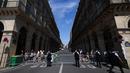 Diperkirakan 500.000 orang akan menyaksikan langsung parade pembukaan Olimpiade Paris 2024 dari tribun, tepi sungai, bahkan dari apartemen-apartemen yang menghadap ke sungai. (EMMANUEL DUNAND/AFP)