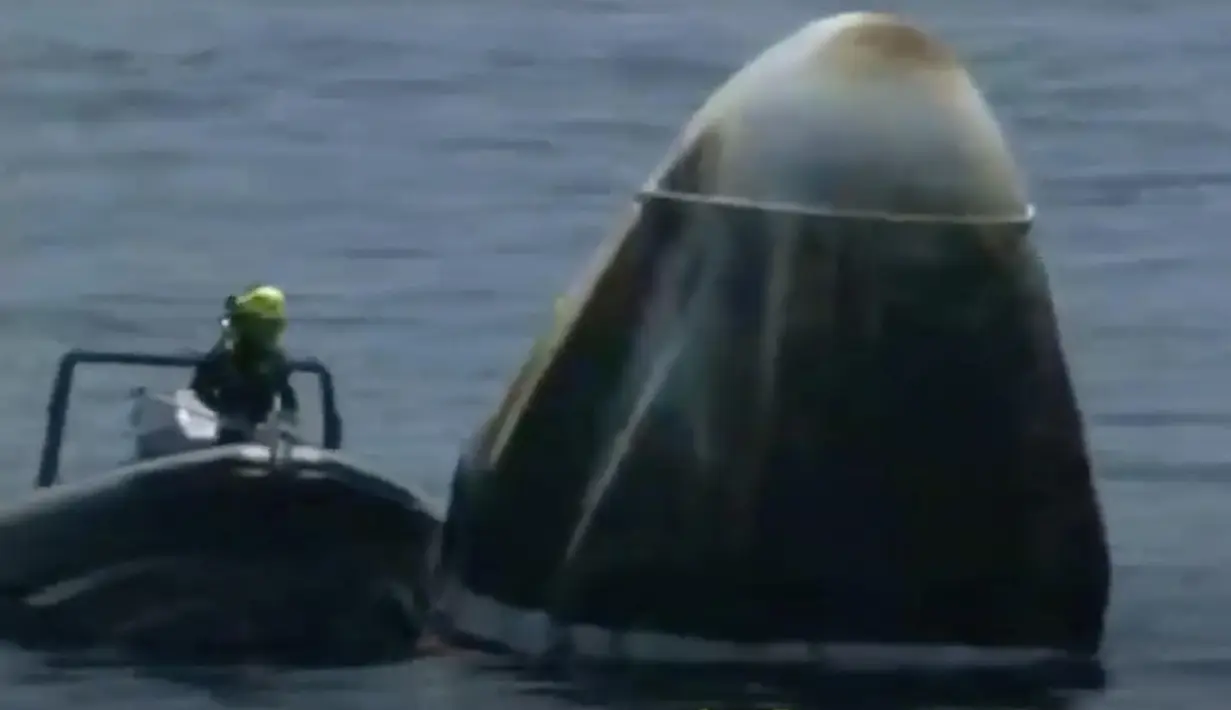 angkapan layar yang diambil dari NASA TV menunjukkan wahana antariksa Crew Dragon SpaceX "Endeavour" mendarat di lepas pantai Pensacola, AS (2/8/2020). Wahana antariksa "Endeavour" menuntaskan misi yang berlangsung selama dua bulan di Stasiun Luar Angkasa Internasional (ISS). (Xinhua/NASA TV)