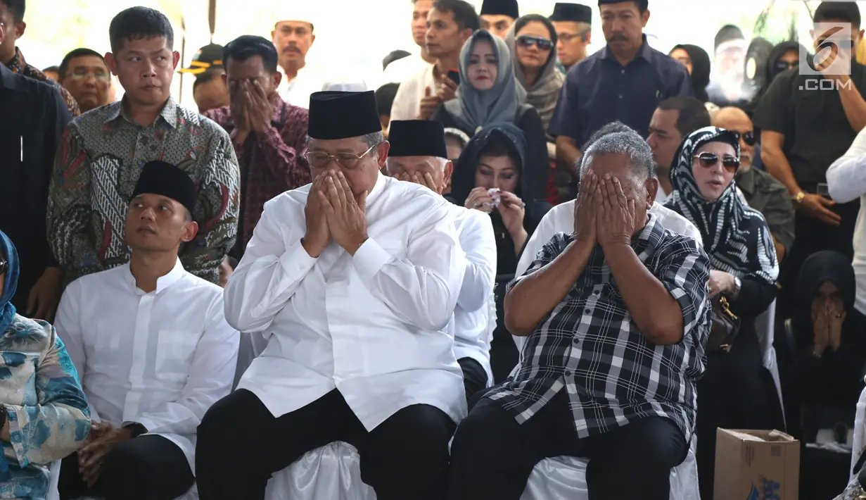 Presiden ke-6 Susilo Bambang Yudhoyono (SBY) memanjatkan doa saat prosesi pemakaman ibundanya, Siti Habibah di TPU Tanah Kusir, Jakarta, Sabtu (31/8/2019). Ibunda SBY, almarhumah Siti Habibah meninggal pada Jumat (30/8/2019) pukul 19.21 WIB. (merdeka.com/magang/Ahmad Sujana)