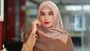 Tak hanya lewat gaya kesehariannya, penampilan Ussy saat berhijab juga sering menyedot perhatian. Beberapa kali mengunggah gayanya dalam balutan hijab, banyak warganet yang mendoakan agar seleb berusia 41 tahun itu bisa segera berhijab. (Liputan6.com/IG/@ussypratama)