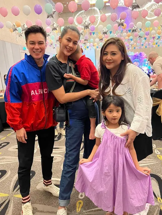Baim Wong hadir bersama istri dan dua anaknya, Kiano dan Kenzo. "Happy bday Aneska Uwais 🎉😊Jadi anak hebat ya kaya mamah papahnya," tulis Baim Wong membagikan beberapa potretnya. [Instagram/baimwong]