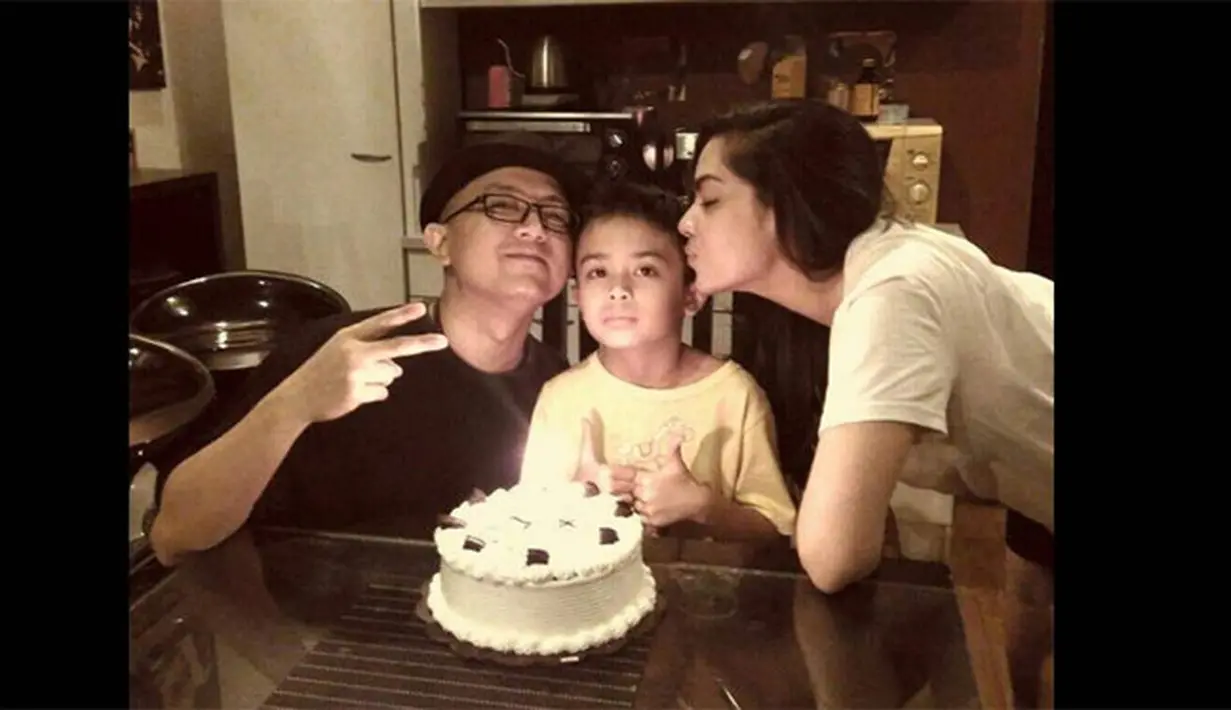 "Awalnya, aku belum ada perasaan apa-apa dengan dia, tapi karen orangnya baik dan sabar jadi aku memutuskan untuk mencoba jalanin," kata wanita kelahiran Jakarta 38 tahun silam itu. (dok. Keluarga)