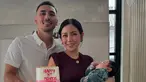 Foto yang diungga Jessica Iskandar di Instagram memperlihatkan suasana yang hangat dan penuh kasih sayang Baby Hagia yang tampak menggemaskan dalam balutan jumpsuit hijau. Pipinya yang tembem semakin menambah daya tarik si kecil yang baru berusia tiga bulan ini. Kehadiran Baby Hagia semakin melengkapi kebahagiaan keluarga besar Jessica Iskandar dan Vincent Verhaag. (Liputan6.com/IG/@inijedar)