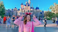 Berlibur ke Amerika Serikat, tidak lengkap rasanya tanpa berkunjung ke Disneyland. Menggunakan busana serba pink dan bandana menggemaskan, Beby terlihat bahagia menikmati momen liburannya. (Liputan6.com/IG/@bebytsabina)