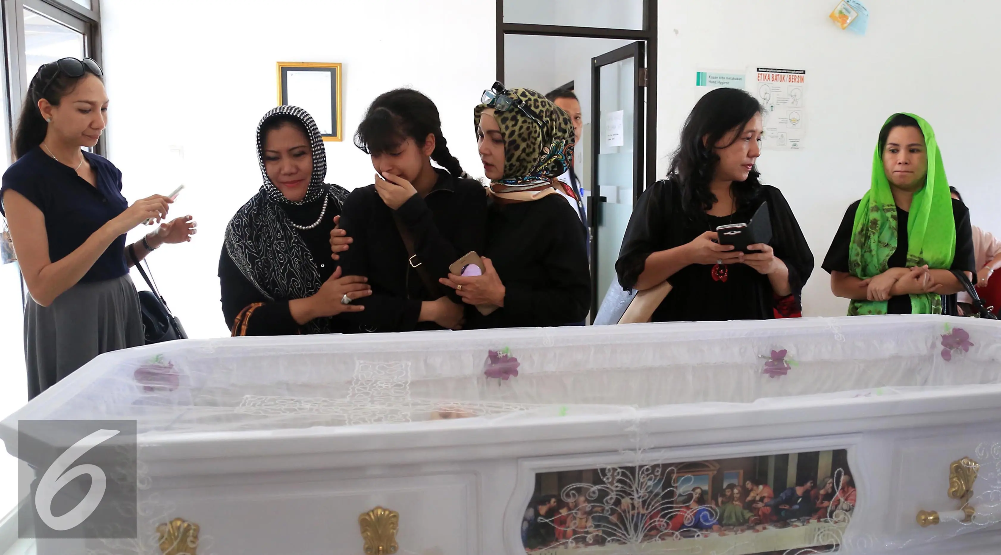Suasana duka karena meninggalnya Yana Zein di rumah duka Fatmawati, Jakarta, Kamis (1/6/2017). (Herman Zakharia/Liputan6.com)