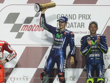 Pebalap Movistar Yamaha, Maverick Vinales, berhasil meraih meraih gelar MotoGP Qatar di Sirkuit Losail, Minggu (26/3/2017). Pada peringkat kedua ditempati pebalap Ducati, Andrea Dovizioso dan posisi ketiga diduduki Valentino Rossi. (AFP/Karim Jaafar)