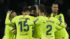 Para pemain Barcelona merayakan gol yang dicetak oleh Gerard Pique ke gawang PSV Eindhoven pada laga Liga Champions di Stadion Philips, Rabu (28/11). Barcelona menang 2-1 atas PSV Eindhoven. (AP/Peter Dejong)