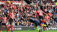 Alexis Sanchez mencetak dua gol ke gawang Sunderland, Sabtu (29/10/2016). (AFP)