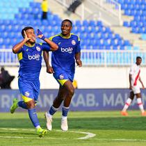 Pencetak gol pertama Arema FC ke gawang Persis Solo, Gabriel Silva selebrasi bersama gelandang Matheus Blade, di Stadion Kanjuruhan, Kabupaten Malang, pada laga pekan ke-28 BRI Super League 2025/2026. (Bola.com/Iwan Setiawan)