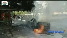 Kebakaran diduga karena adanya percikan api dari bagian belakang mobil.