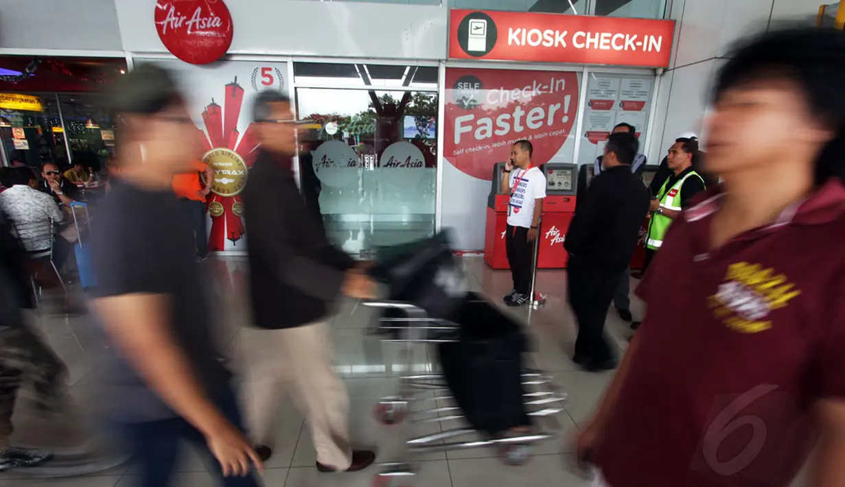 Suasana tempat penjualan tiket pesawat AirAsia di Terminal 3 Bandara Soekarno Hatta, Minggu (28/12/2014). Beberapa orang lalu lalang di depan tempat penjualan tiket pesawat AirAsia di Terminal 3 Bandara Soekarno Hatta. (Liputan6.com/Faizal Fanani)