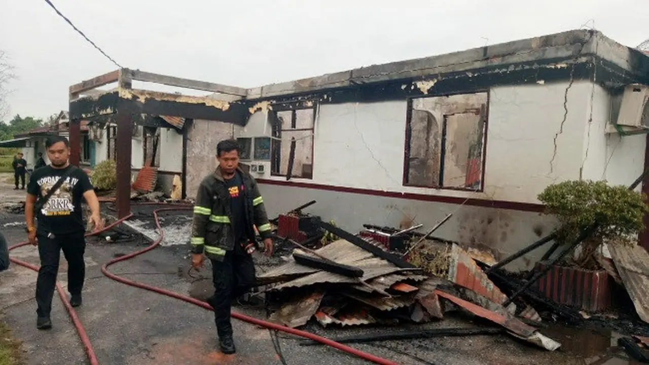 Bangunan bagian depan Rutan Siak yang biasanya digunakan untuk kantor pegawai habis dilalap api.