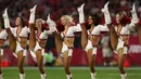 Aksi para cheerleader Arizona Cardinals saat tampil sebelum pertandingan NFL melawan Oakland Raiders di University of Phoenix Stadium di Glendale, Arizona (12/8). (Christian Petersen / Getty Images / AFP)