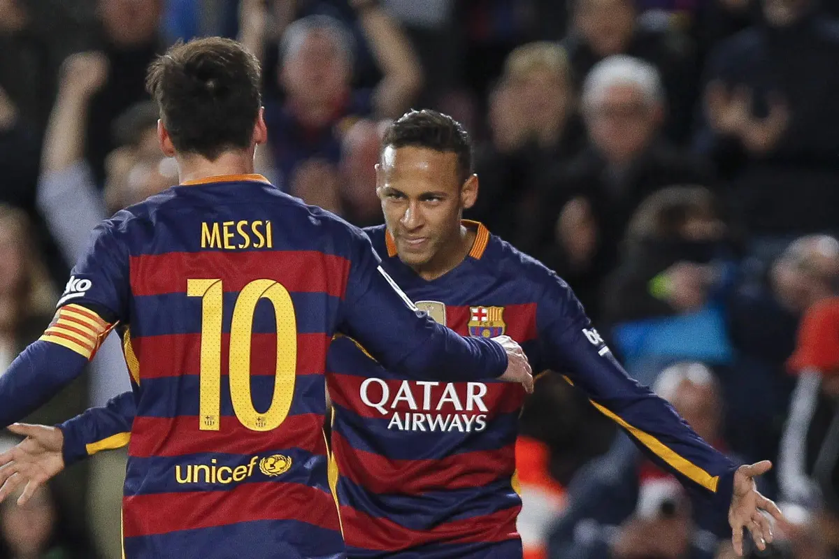 Barcelona Tutup Tahun Dengan 4 Gol dan Pamer Trofi