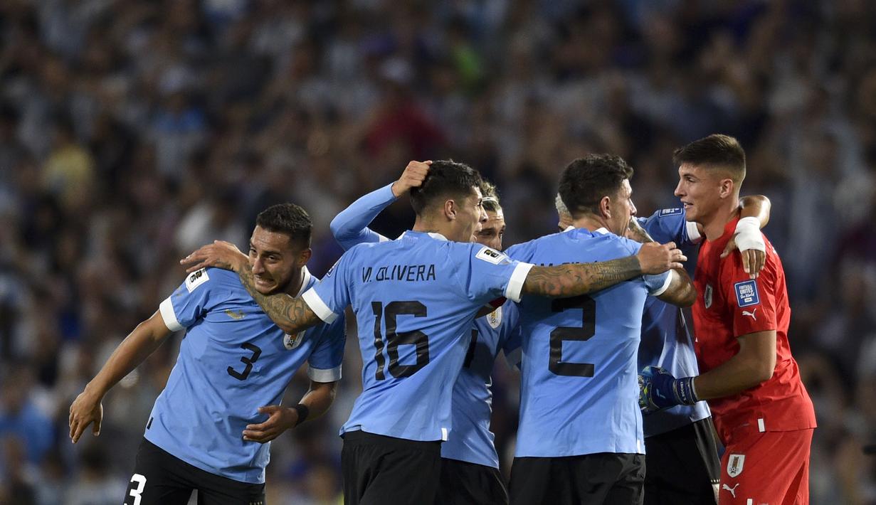 Selebrasi para pemain Timnas Uruguay setelah mengalahkan Timnas Argentina 2-0 pada laga lanjutan Kualifikasi Piala Dunia 2026 Zona Conmebol di La Bombonera Stadium, Buenos Aires, Argentina, Jumat (17/11/2023) pagi WIB. (AP Photo/Gustavo Garello)