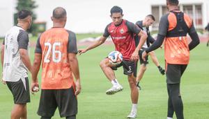 Mauricio Souza memastikan seluruh pemain dalam kondisi yang baik dan memiliki motivasi tinggi untuk meraih hasil maksimal. Tampak dalam foto, pemain Persija saat melakukan latihan di Stadion Madya, Kompleks Gelora Bung Karno, Senayan, Jakarta, Jumat (2/1/2026). (Bola.com/Abdul Aziz)