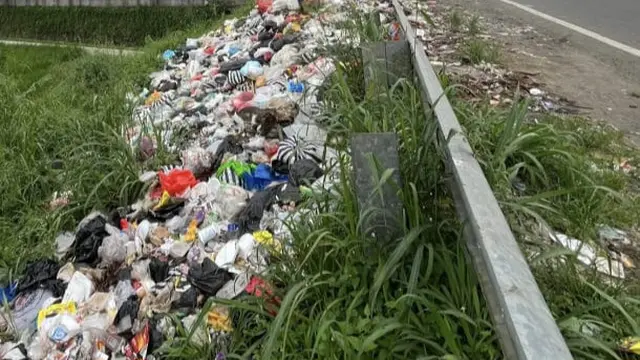 VIral kondisi tumpukan sampah di pinggir Jalan Provinsi Jalan Lingsel Cibatu, Cibolang, Kecamatan Cisaat Kabupaten Sukabumi sebelum diangkut petugas kebersihan. (Liputan6.com/Istimewa)