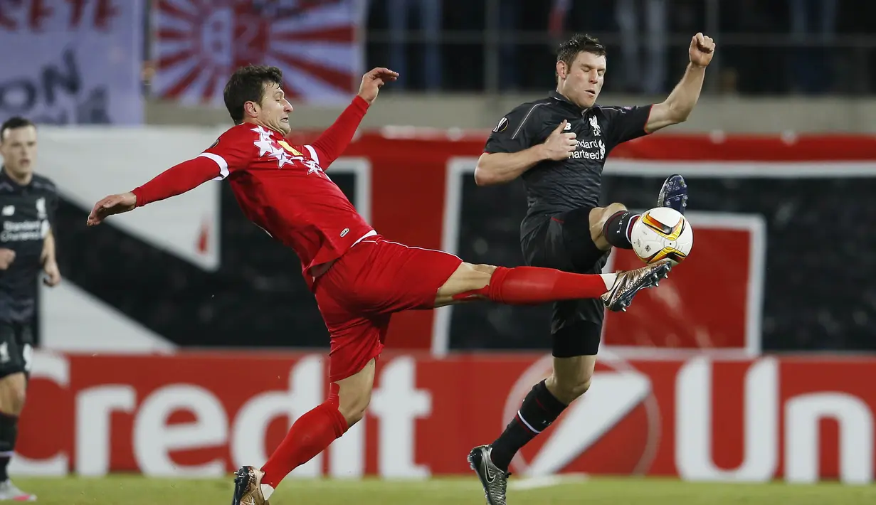Pemain Liverpool, James Milner (kanan) dan Pemain FC Sion, Veroljub Salatic berebut bola  pada lanjutan UEFA Europa League grup B di Stadion  Tourbillon, Sion, Switzerland, Jumat (11/12/2015) dini hari WIB. (Reuters/Lee Smith)