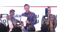 Menko AHY Serahkan 1.120 Sertifikat Tanah untuk Transmigran di Sukabumi