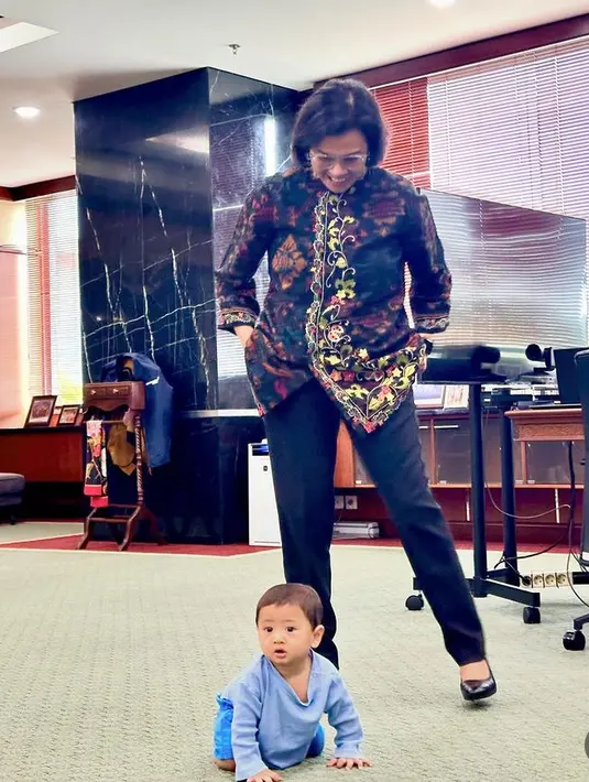 Sri Mulyani mengajak bermain cucu kecilnya di sela-sela pekerjaannya. Tampak ia sangat bahagia kedatang cucu laki-lakinya.  [@smindrawati]
