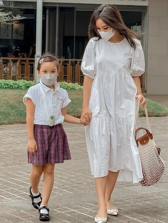 <p>Gisel pun kerap kali membagikan potret dirinya mengantar atau menjemput anak semata wayangnya, Gempita. Kali ini Gisel tampil mengenakan dress putih lengan puff, dipadukan flat shoes warna silver. @gisel_la</p>