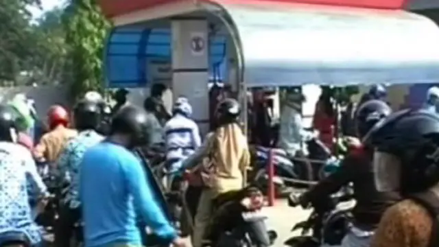 Jelang BBM Naik, Warga Bawa Jeriken Borong BBM