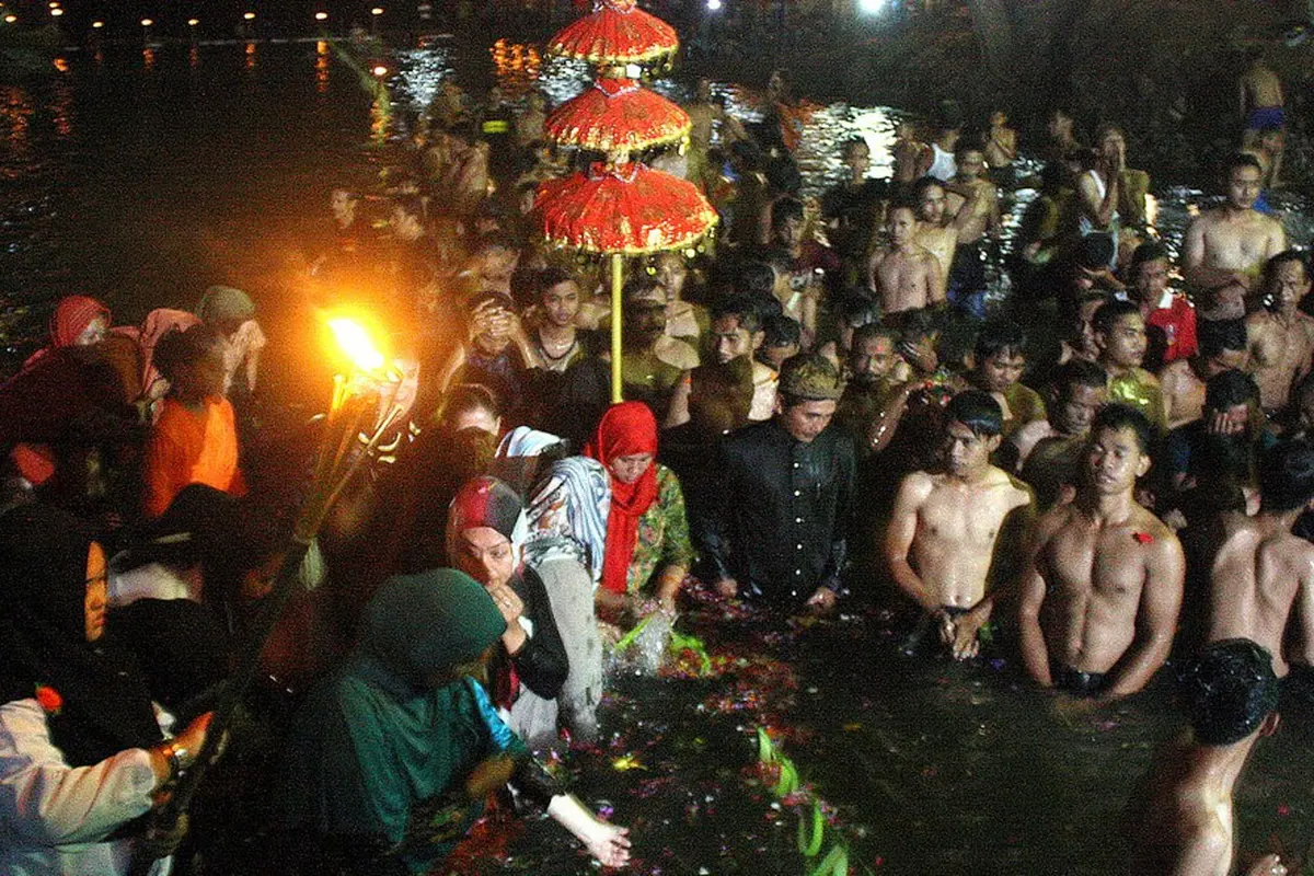 Ritual Kungkum Kali Cawang Desa Banjarpanepen, Sumpiuh, Banyumas, pada Purnama ke-15 bulan Sya’ban dipercaya memperlancar rejeki dan bikin awet muda. (Foto: Liputan6.com/Muhamad Ridlo)