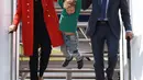 Aksi putra PM Kanada Justin Trudeau, Hadrien, saat turun dari pesawat setibanya di Hamburg, Jerman, Kamis (6/7). PM Kanada membawa istri, Sophie Gregoire-Trudeau, dan putranya, Hadrien untuk menghadiri KTT G20. (Christof STACHE / AFP)