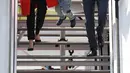 Aksi putra PM Kanada Justin Trudeau, Hadrien, saat turun dari pesawat setibanya di Hamburg, Jerman, Kamis (6/7). PM Kanada membawa istri, Sophie Gregoire-Trudeau, dan putranya, Hadrien untuk menghadiri KTT G20. (Christof STACHE / AFP)