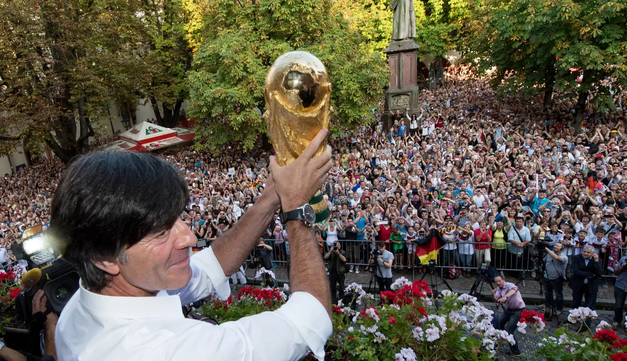 Di babak final giliran Argentina yang menjadi korban. Jerman berhasil mengangkat trofi usai menang 1-0 atas Argentina melalui babak extra time. (AFP/Patrick Seeger)