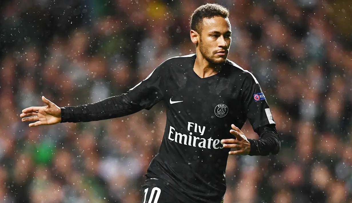 Pemain PSG, Neymar melakukan selebrasi setelah mencetak gol ke gawang Celtic pada pertandingan perdana fase grup Liga Champions di Stadion Celtic Park, Selasa (12/9). Paris Saint-Germain pesta lima gol ke gawang Celtic. (FRANCK FIFE / AFP)