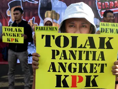 Mahasiswa membawa membawa poster saat melakukan Aksi di depan Gedung MPR/DPR Jakarta, Jumat (16/6). Dalam aksinya mereka menuntut Tolak Angket KPK. (Liputan6.com/Johan Tallo)