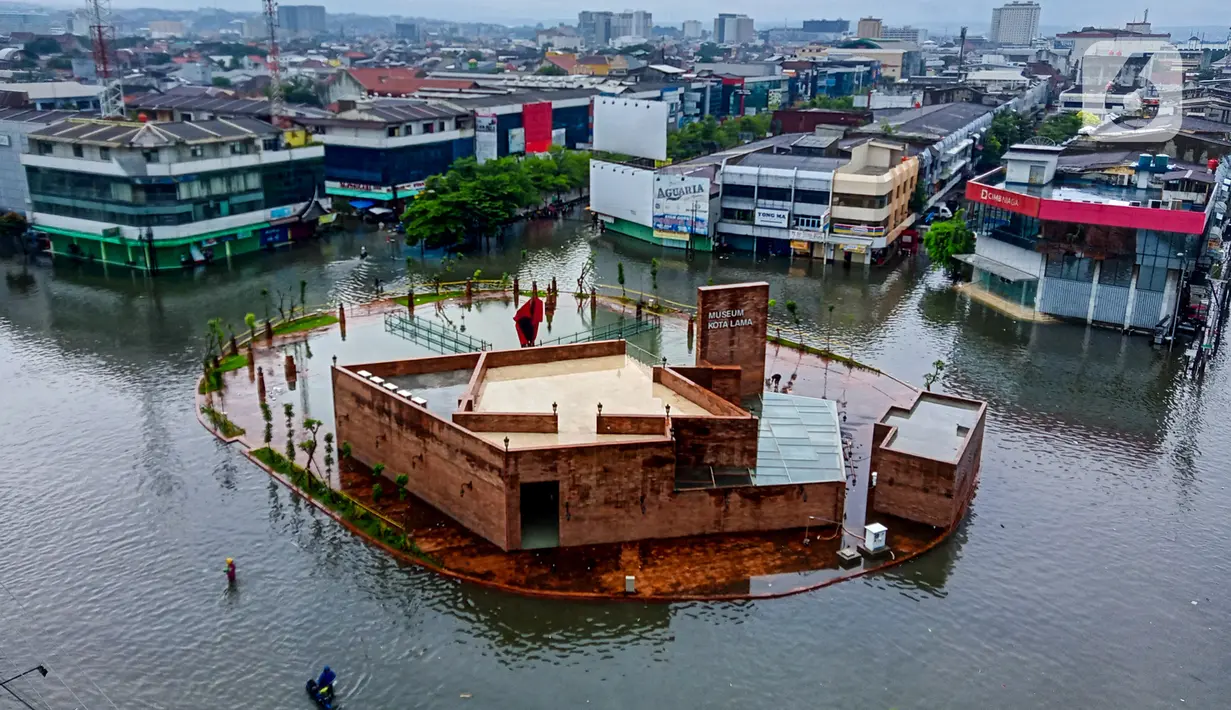 Penampakan banjir yang mengepung Kota Semarang, Jawa Tengah, Sabtu (6/2/2021). Hujan deras sejak Jumat malam hingga Sabtu pagi, 6 Februari 2021 membuat sejumlah kawasan di Kota Semarang dikepung banjir. (Liputan6.com/Gholib)