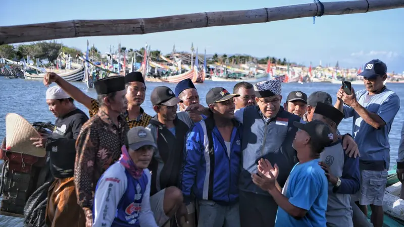Bakal Calon Presiden (capres) Koalisi Perubahan untuk Persatuan (KPP) Anies Baswedan menemui para nelayan yang ada di Tempat Pelelangan Ikan (TPI) Pelabuhan Muncar, Banyuwangi, Jawa Timur.