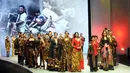 Desainer Anne Avantie berjalan di atas catwalk usai menampilkan sejumlah busana terbaru hasil karyanya dalam ajang Indonesia Fashion Week 2015 di JCC Senayan, Jakarta, Minggu (1/3). (Liputan6.com/Panji Diksana)