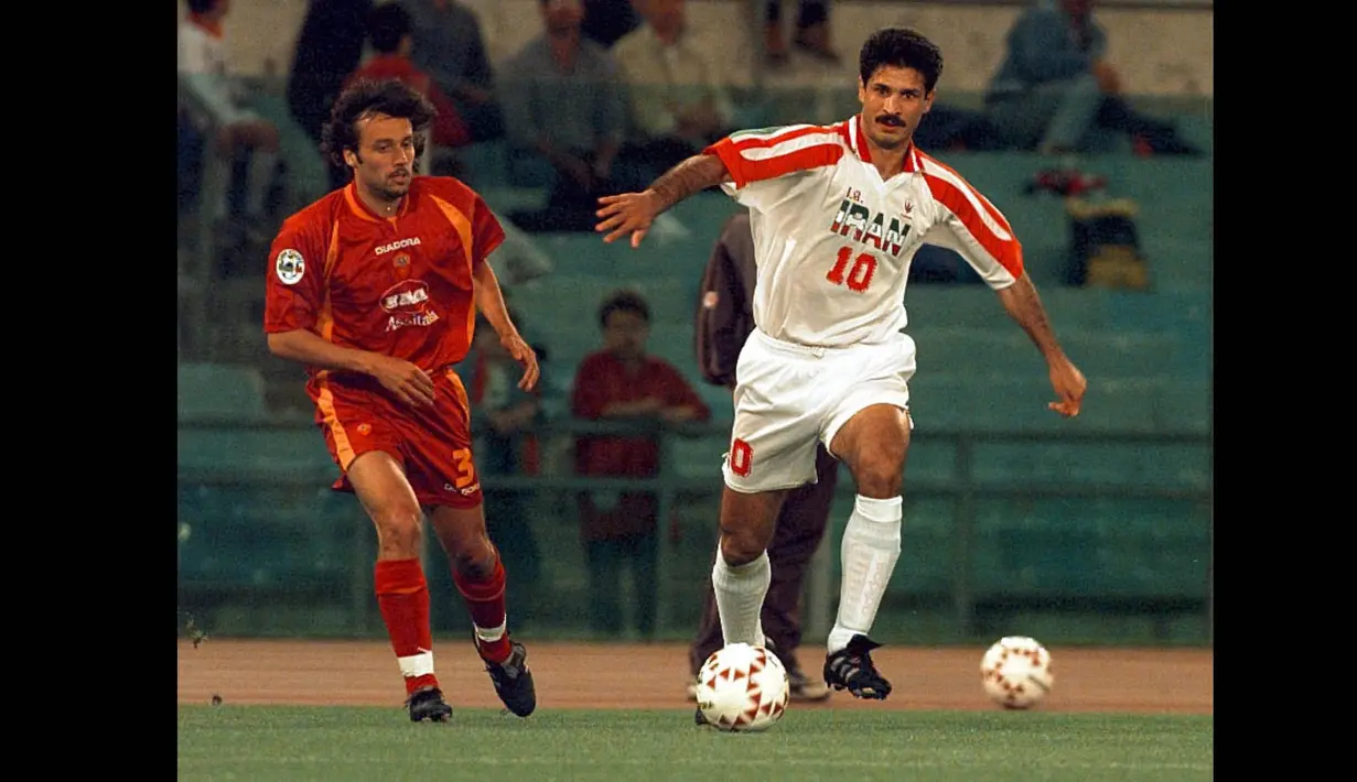Pria kelahiran 21 Maret 1969 itu membesarkan namanya saat diimpor klub Bundesliga Arminia Bielefeld pada musim panas 1997. Ia masuk bersama rekan senegaranya Karim Bagheri, setelah Iran tampil mengesankan di Piala Asia 1996. (Foto: AFP/Gerard Julien)