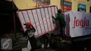 Sejumlah pekerja menurunkan pagar pembatas di kawasan pedestrian Malioboro, Senin (4/4). Terhitung sejak 4 April, kawasan Malioboro bebas dari parkir yang direlokasi ke Taman Parkir Abu Bakar Ali. (Liputan6.com/Boy Harjanto)