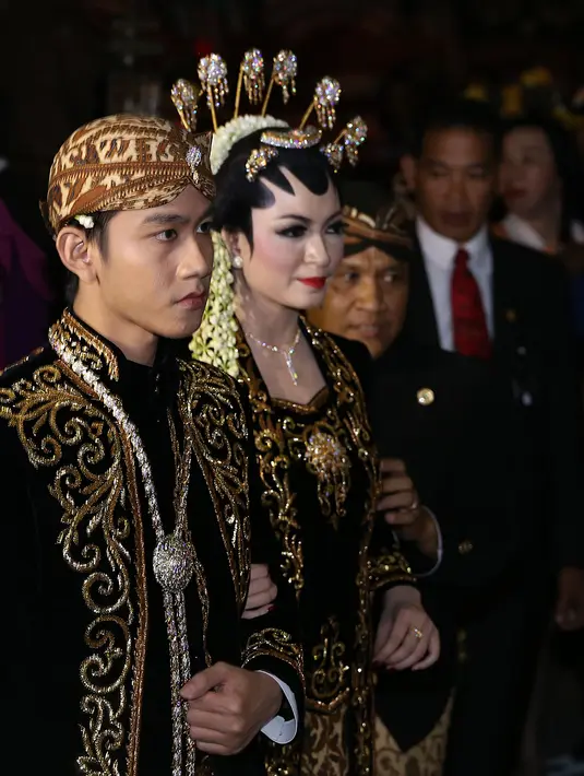 Dengan gagah berani Gibran membawa Selvi Ananda menuju ruang resepsi. (Galih W Satria/Bintang.com)