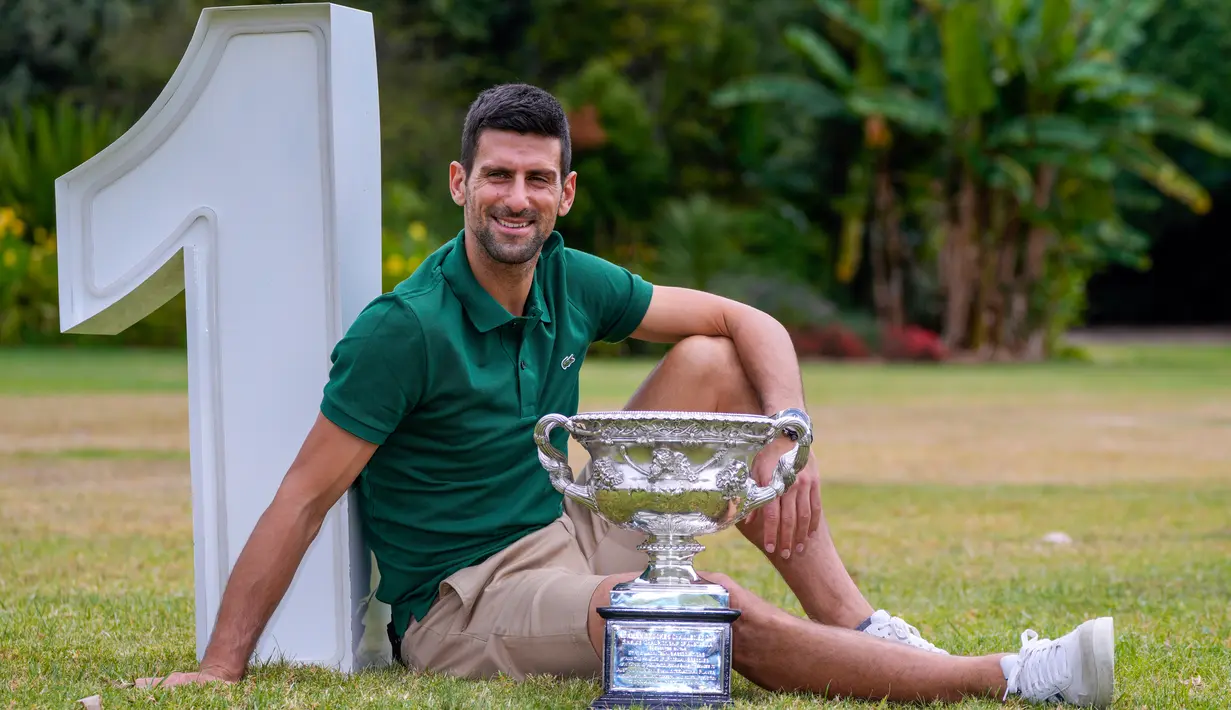 Petenis Serbia Novak Djokovic berpose dengan Norman Brookes Challenge Cup usai menjuarai Australian Open 2023 di Taman Government House, Melbourne, Australia, 30 Januari 2023. Selama Australian Open 2023, Djokovic harus mengambil beberapa kali timeout karena cedera hamstring sehingga dia harus menerbangkan dokter terkenal Marijana Kovacevic yang pernah menangani Cristiano Ronaldo ke Australia untuk menanganinya. (AP Photo/Ng Han Guan)