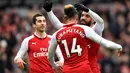 Striker Arsenal, Pierre-Emerick Aubameyang bersama Alexandre Lacazette, merayakan gol yang dicetaknya ke gawang Stoke pada laga Premier league di Stadion Emirates, London, Minggu (1/4/2018). Arsenal menang 3-0 atas Stoke. (AFP/Oliver Greenwood)