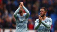 Gelandang Chelsea, Eden Hazard, menyapa suporter usai mengalahkan Cardiff pada laga Liga Inggris di Stadion Cardiff City, Wales, Sabtu (31//3). Cardiff kalah 1-2 dari Chelsea. (AFP/Geoff Caddick)