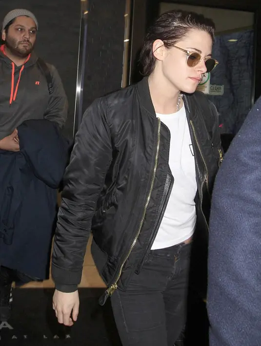 Melansir dailymail.com, Stewart hadir di bandara Internasional Los Angeles dengan tampilan terkesan cuek. Mengenakan jaket bomber dan ripped jeans berwarna hitamnya, saat itu juga terlihat luka di lutut Stewart. (doc.dailymail.com)