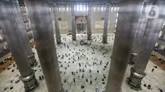 Umat muslim melaksanakan sholat Jumat terakhir pada Ramadhan 1442 H di Masjid Istiqlal, Jakarta, Jumat (7/5/2021). Berdasarkan hisab, lebaran Idul Fitri jatuh pada 13 Mei 2021 sementara pelaksanaan rukyatul hilal (melihat posisi bulan) akan dilakukan sehari sebelumnya. (Liputan6.com/Faizal Fanani)