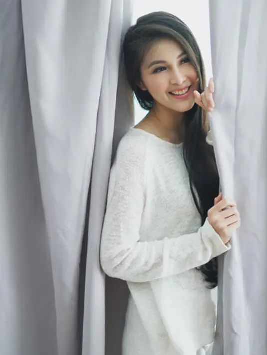 Kulit mulus seperti sutra, wajah cantik seperti wanita Asia, itulah salah satu ciri khas dimiliki oleh Sandra Dewi. Banyak netizen yang berpendapat bahwa, kecantikan Sandra Dewi sering disandingkan oleh aktris korea Song Hye Kyo. (sandradewi8/Bintang.com)