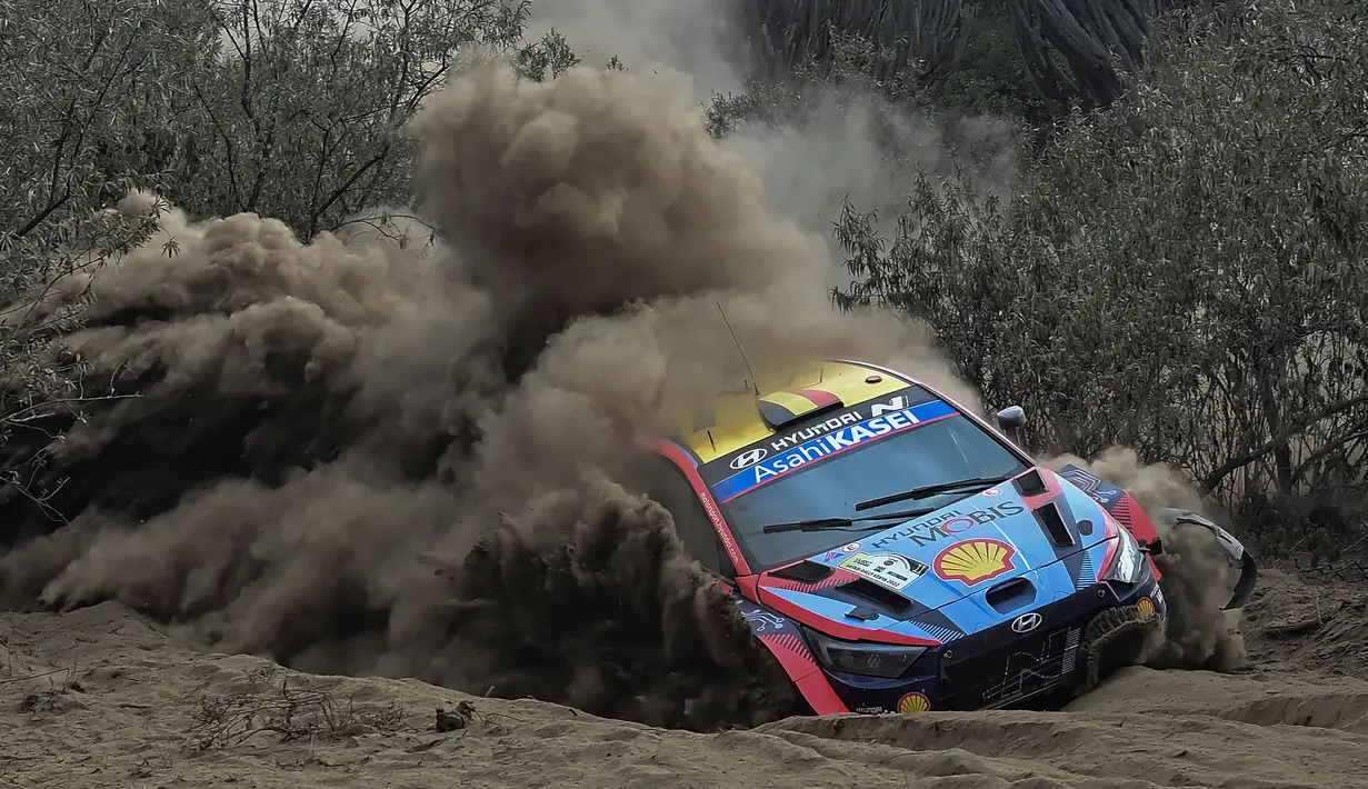Tim reli Estonia yang dikemudikan oleh Ott Tanak dan co-driver Martin Jarveoja tengah berkompetisi menggunakan mobil Hyundai i20 N dalam ajang Safari Rally Kenya 2022 yang berlangsung di kota tepi danau Naivasha pada 24 Juni 2022. (AFP/Tony Karumba)
